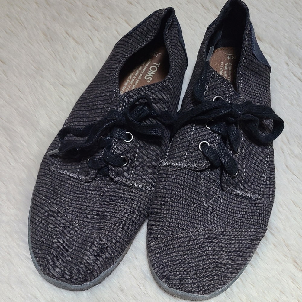 Toms sneakers